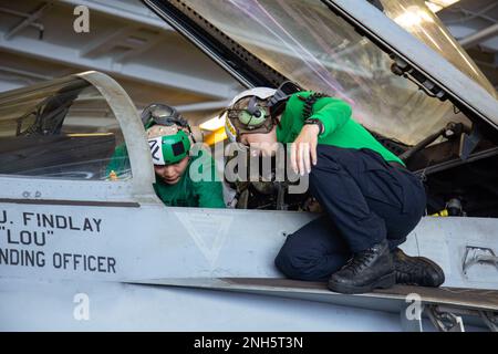 220718-N-LM220-1024 PAZIFIK (18. Juli 2022) Aviation Structural Mechanic (Safety Equipment) Airman Zhibin He, links, aus Canton, China, Und Aviation Structural Mechanic (Safety Equipment) 2. Klasse Michaela Davies aus Oakland, Kalifornien, reinigt ein F/A-18E Super Hornet, das den „Vigilantes“ des Streikkfighter Squadron (VFA) 151 zugewiesen wurde, in der Hangarbucht an Bord des Flugzeugträgers USS Abraham Lincoln der Nimitz-Klasse (CVN 72). Abraham Lincoln Carrier Strike Group führt Routineeinsätze in der US-3.-Flotte durch. Stockfoto