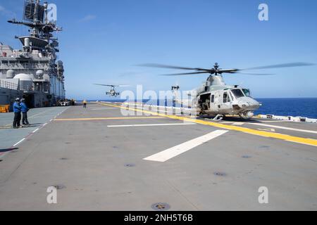 220719-N-XN177-2100 PAZIFISCHER OZEAN (19. Juli 2022) – UH-1Y Venom und AH1-Z Viper Hubschrauber, die der Marine Medium Tiltrotor Squadron (VMM) 262 (verstärkt) zugewiesen wurden, landen am 19. Juli 2022 auf dem Flugdeck an Bord des amphibischen Angriffsträgers USS Tripoli (LHA 7). Tripoli ist im Einsatzgebiet der 7. US-Flotte tätig, um die Interoperabilität mit Verbündeten und Partnern zu verbessern und als einsatzbereite Eingreiftruppe zur Verteidigung des Friedens und zur Aufrechterhaltung der Stabilität in der indopazifischen Region zu dienen. LHA 7, Marines, Navy, USS Tripolis, VMM-262, Angriffsträger, Stockfoto
