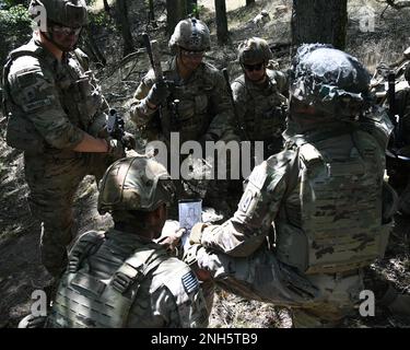 USA Fallschirmjäger der Bulldog-Truppe, 1. Geschwader, 91. Kavallerie-Regiment, 173. Luftwaffe halten während einer Lageübung eine Einführung in den Manöver-Trainingsbereich ab. Baumholder, Deutschland, 18. Juli 2022. Stockfoto