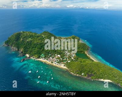 Luftblick auf die tropische Insel mit Strand. Apo-Insel. Beliebter Tauchplatz und Schnorchelziel bei Touristen. Negros, Philippinen. Stockfoto
