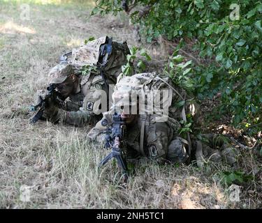 USA Fallschirmjäger der Bulldog-Truppe, 1. Geschwader, 91. Kavallerie-Regiment, 173. Luftwaffe während einer Lageübung sorgen für Sicherheit die Bewegung ihrer Einheit auf dem Manöver-Trainingsbereich. Baumholder, Deutschland, 18. Juli 2022. Stockfoto