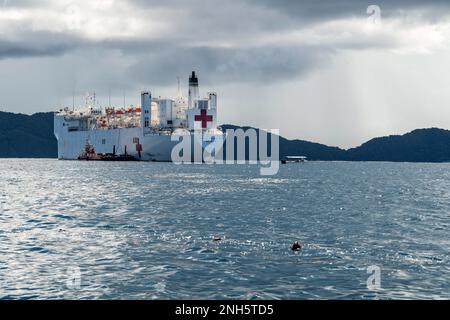 PAZIFIK (18. Juli 2022) – das Krankenhaus-Schiff USNS Mercy (T-AH 19) des militärischen Sealift-Kommandos steht bei seiner Ankunft vor der Küste von Koror, Palau während der Pacific Partnership 2022 vor Anker. Die Pazifikpartnerschaft ist die größte multinationale Mission zur Vorbereitung auf humanitäre Hilfe und Katastrophenhilfe, die jährlich im Indo-Pazifik durchgeführt wird. Sie ist seit 17. Jahren Teil der Partnerschaft. Stockfoto