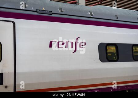 RENFE Hochgeschwindigkeitszug am Bahnhof Sevilla in Spanien am 7. Dezember 2022 Stockfoto