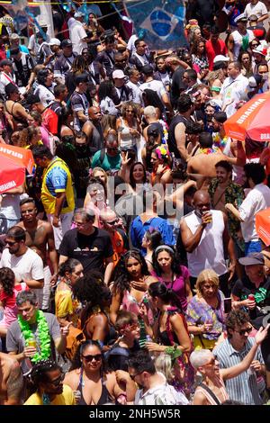 São Paulo SP Brasilien 20 2023. Februar 2023 feierliche Tänze während der jährlichen Straßenblockparty, bekannt als „Bloco dos Esfarrapados“ am 19. Februar. Kredit: Cris Faga/Alamy Live News Stockfoto