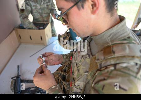 Airman 1. Klasse Hillel Pimentel, Verteidiger der 890. Raketen-Sicherheitseinheit, reinigt sein Gewehr am 19. Juli 2022 in Camp Guernsey, Wyoming. Nach der Teilnahme an der Waffenausbildung müssen Verteidiger ihre Waffen reinigen, um sie in gutem Zustand zu halten. Stockfoto