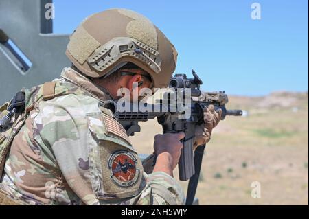 Airman Andres Metzler, Verteidiger des 890. Geschwaders der Raketen-Sicherheitskräfte, richtet seine Waffe auf ein Ziel, den 19. Juli 2022, in Camp Guernsey, Wyoming. 890 Mitglieder der MSFS haben den M4. Karabiner während ihres Waffentrainings erschossen. Stockfoto