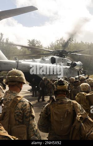 MARINE CORPS TRAINING AREA BELLOWS, Hawaii (18. Juli 2022) US-Marines mit Bataillon Landing Team 3. Bataillon, 4. Marine Regiment, Marine Air-Ground Task Force 7 (MAGTF-7), an Bord eines CH-53E Super Hengstes, der dem Marine Heavy Helicopter Squadron 462, MAGTF-7, zugewiesen ist, Während des Hubschraubertrainings zur Unterstützung von Rim of the Pacific (RIMPAC) 2022. Von Juni 29 bis August 4 nehmen an der RIMPAC 2022 26 Nationen, 38 Schiffe, drei U-Boote, mehr als 170 Flugzeuge und 25.000 Mitarbeiter in und um die hawaiianischen Inseln und Südkalifornien Teil. Die größte internationale mar der Welt Stockfoto