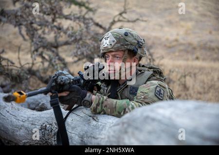 Arizona Army National Guard, Sergeant Jacob Kinkead, ein Infanterist, der Alpha Company, 1. Bataillon, 158. Infanterie-Regiment, 29. Infanterie-Brigaden-Kampfteam (IBCT) zugeteilt wurde, hält während des Exportable Combat Training Capability Programms in Camp Roberts, Kalifornien, 18. Juli 2022 ständig Ausschau nach gegnerischen Kräften. Das 29. IBCT ist die größte Einheit der Hawaii Army National Guard mit Mitgliedern aus Alaska, Arizona, Kalifornien, Guam, Hawaii und Wyoming. Stockfoto