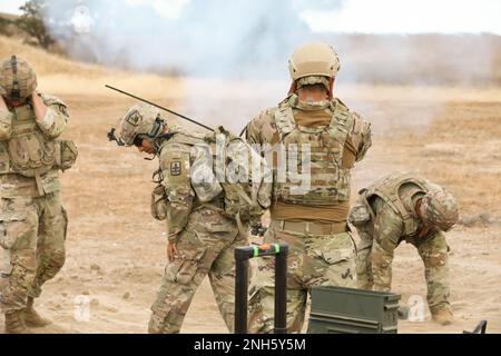 Soldaten der Nationalgarde von Arizona, die der Hauptverwaltung und Hauptquartier-Kompanie zugewiesen sind, 1. Bataillon, 158. Infanterie-Regiment, 29. Infanterie-Brigaden-Kampfteam, feuert eine 120mm. Runde während des XCTC-Programms (Exportable Combat Training Capability) in Camp Roberts, Kalifornien ab, 18. Juli 2022. XCTC trainiert Elemente in Brigadegröße in Infanterie-Taktiken für Einsatzzwecke. Die Schulung umfasst auch eine Nachbesprechung für Kommandanten, um die Schulungsmängel für ihre Einheiten zu bewerten. Stockfoto