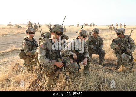 Soldaten der Nationalgarde von Arizona, die der Charlie Company zugewiesen sind, 1. Bataillon, 158. Infanterie-Regiment, 29. Infanterie-Brigade-Kampfteam, verlassen eine simulierte Luftangriffsmission während des XCTC-Programms (Exportable Combat Training Capability) in Camp Roberts, Kalifornien, 18. Juli 2022. XCTC trainiert Elemente in Brigadegröße in Infanterie-Taktiken für Einsatzzwecke. Die Schulung umfasst auch eine Nachbesprechung für Kommandanten, um die Schulungsmängel für ihre Einheiten zu bewerten. Stockfoto