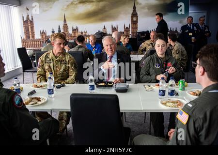 Der Air Force-Sekretär Frank Kendall trifft sich während der Farnborough International Airshow, England, am 18. Juli 2022 mit Soldaten. Kendall besuchte die Flugschau, um mit Vertretern der Luft- und Raumfahrtabwehr anderer Länder zusammenzutreffen und das Engagement der Abteilung der Luftwaffe gegenüber ihren Verbündeten und Partnern zu demonstrieren. Stockfoto