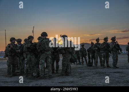 Soldaten der Nationalgarde von Arizona, Alpha-Kompanie zugewiesen, 1. Bataillon, 158. Infanterie-Regiment, 29. Infanterie-Brigaden-Kampfteam, bereite dich auf die Abfahrt vor, um ein Kampftraining während des Exportablen Kampftrainings in Camp Roberts, Kalifornien, 18. Juli 2022 durchzuführen. Die Angriffsspur bestand aus zwei Zügen, die während eines Gipfels gegensätzliche Kräfte auf Zug- und Firmenebene einsetzten. Stockfoto