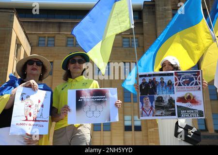 Sydney, Australien. 21. Februar 2023 Die Ukrainer und ihre Anhänger protestierten vor den Büros des Australian Olympic Committee in Sydney, die sich im Museum of Contemporary Art Australian (MCAA)-Gebäude in der George Street, The Rocks, 140 befinden. Eine Erklärung der Protestorganisatoren lautet: „Das Internationale Olympische Komitee beabsichtigt, russischen Athleten die Teilnahme an den Olympischen Spielen in Paris im Jahr 2024 zu gestatten. Setzen wir das australische Olympische Komitee unter Druck, gegen eine solche Entscheidung zu stimmen. Wir alle wissen, dass russland große Sportereignisse als Plattform nutzt, um seine Propaganda zu verbreiten Stockfoto