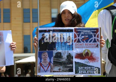 Sydney, Australien. 21. Februar 2023 Die Ukrainer und ihre Anhänger protestierten vor den Büros des Australian Olympic Committee in Sydney, die sich im Museum of Contemporary Art Australian (MCAA)-Gebäude in der George Street, The Rocks, 140 befinden. Eine Erklärung der Protestorganisatoren lautet: „Das Internationale Olympische Komitee beabsichtigt, russischen Athleten die Teilnahme an den Olympischen Spielen in Paris im Jahr 2024 zu gestatten. Setzen wir das australische Olympische Komitee unter Druck, gegen eine solche Entscheidung zu stimmen. Wir alle wissen, dass russland große Sportereignisse als Plattform nutzt, um seine Propaganda zu verbreiten Stockfoto