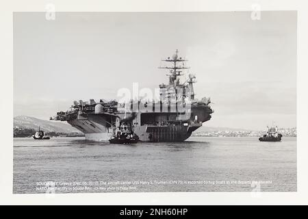 MARINEUNTERSTÜTZUNGSAKTION SOUDA BAY, Griechenland (18. Juli 2022) Dateifoto vom 06. Dezember 2010 von Peggy Bebb mit der Überschrift: „Der Flugzeugträger USS Harry S, Truman (CVN 75) wird von Schleppbooten begleitet, wenn sie die Marathi NATO Pier Facility in Souda Bay verlässt“. Marineunterstützungsaktion Souda Bay ist ein operativer Stützpunkt an Land, der es den US-Streitkräften, den alliierten Streitkräften und den Nation-Partnern ermöglicht, dort zu sein, wo sie gebraucht werden, wenn sie gebraucht werden, um die Sicherheit und Stabilität in den Zuständigkeitsbereichen des europäischen, afrikanischen und des Zentralkommandos zu wahren. Stockfoto