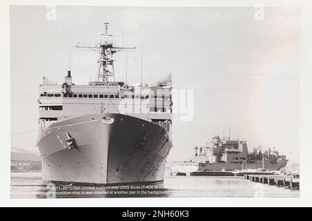 MARINEUNTERSTÜTZUNGSAKTION SOUDA BAY, Griechenland (18. Juli 2022) Dateifoto vom 11. Februar 2011 von Paul Farley mit der Überschrift: „Fast Combat Support ship USNS Arctic (T-AOE 8) entfernt sich vom Pier mit Unterstützung durch Schleppboote. USNS Lewis and Clark (T-AKE 1), ein Trockenfracht-/Munitionsschiff, wird an einem anderen Pier im Hintergrund vor Anker gesehen.“ Marineunterstützungsaktion Souda Bay ist ein operativer Stützpunkt an Land, der es den US-Streitkräften, den alliierten Streitkräften und den Nation-Partnern ermöglicht, dort zu sein, wo sie gebraucht werden, wenn sie gebraucht werden, um die Sicherheit und Stabilität in den Zuständigkeitsbereichen des europäischen, afrikanischen und des Zentralkommandos zu wahren. Stockfoto