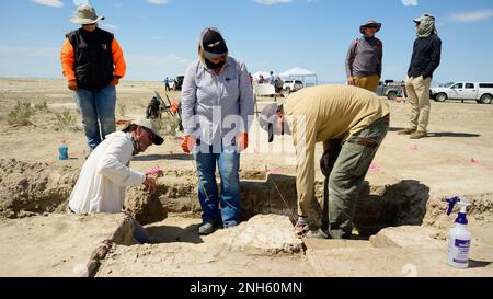 Von links nach rechts, D. Craig Young, Joanna Robertson und Lucas Johnson, Far Western Anthropological Research Group, arbeiten am 18. Juli 2022 an einer archäologischen Stätte auf dem Utah Test and Training Range. Gemäß Abschnitt 106 des National Historic Preservation Act arbeitet die Air Force eng mit dem Utah State Historic Preservation Office zusammen, um historische und kulturelle Artefakte auf dem UTTR zu erkunden, zu entdecken und zu erhalten. Stockfoto