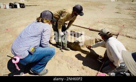 Von links nach rechts, Joanna Robertson, Lucas Johnson und D. Craig Young, Far Western Anthropological Research Group, arbeiten an einer archäologischen Stätte auf dem Utah Test and Training Range am 18. Juli 2022. Gemäß Abschnitt 106 des National Historic Preservation Act arbeitet die Air Force eng mit dem Utah State Historic Preservation Office zusammen, um historische und kulturelle Artefakte auf dem UTTR zu erkunden, zu entdecken und zu erhalten. Stockfoto