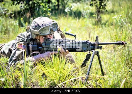 Ein Soldat in Fort McCoy für die Warrior-Übung der 78. Training Division 78-22-02 nimmt an einem Trainingsszenario am 18. Juli 2022 in einem Trainingsbereich in Fort McCoy, Wisconsin, Teil. Bei der Übung wurden laut Armeereservat Soldaten auf Kampfsportniveau 10 durch verschiedene Trainingswege und Lageübungen und vieles mehr ausgebildet und evaluiert. Die Übung fand im Juli 2022 in Fort McCoy statt. (Foto: Kevin Clark, Fort McCoy Multimedia-Visual Information Office) Stockfoto