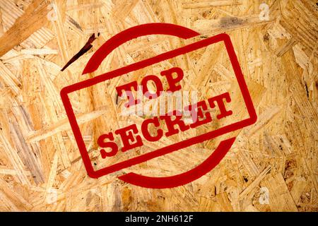 Vollformataufnahme auf einem ausgerichteten Stranboard mit roter Schablone „Top Secret“. Stockfoto