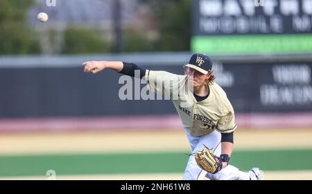 19. Februar 2023: Der zweite Studiengang der Wake Forest University Michael Massey (30) gibt den Ball. Wake Forest gewann 18:3. NCAA-Baseballspiel zwischen Youngstown University und Wake Forest University im David F. Couch Ballpark, Winston Salem. North Carolina. David Beach/CSM Stockfoto