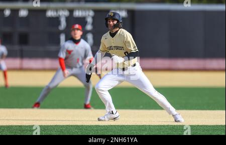 19. Februar 2023: Die Wake Forest University Junior Lucas Costello (0) betreibt Bases. Wake Forest gewann 18:3. NCAA-Baseballspiel zwischen Youngstown University und Wake Forest University im David F. Couch Ballpark, Winston Salem. North Carolina. David Beach/CSM Stockfoto