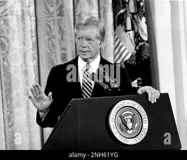 US-Präsident Jimmy Carter veranstaltet am 4. August 1980 eine Pressekonferenz im East Room des Weißen Hauses in Washington, DC. Der Präsident sprach über den Skandal um seinen Bruder Billy. Carter sagte, es gebe keine Untreue in den Aktivitäten seines Bruders und bestand darauf, dass weder er noch irgendein Mitglied seiner Verwaltung irgendwelche Gesetze brechen. Der Präsident sagte weiter, sein Bruder habe versucht, die amerikanischen Geiseln, die im Iran festgehalten werden, durch seine Beziehungen zu den Libyer zu befreien. Kredit: Benjamin E. 'Gene' Forte/CNP Stockfoto