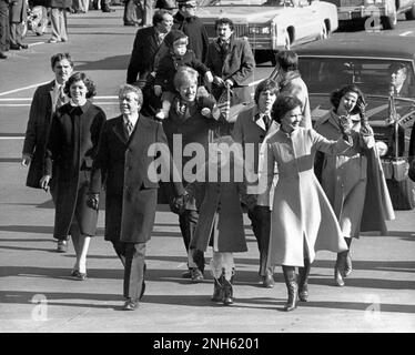 US-Präsident Jimmy Carter, First Lady Rosalynn Carter und Amy Carter gehen die Pennsylvania Avenue in Washington, D.C. entlang, nachdem er am Amtseinweihungstag am Donnerstag, den 20. Januar 1977, den Amtseid an der Ostfront des US Capitol in Washington, D.C. abgelegt hat. Kredit: Barry A. Soorenko/CNP Stockfoto