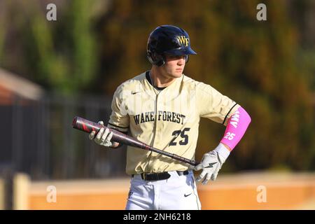 19. Februar 2023: Wake Forest University Junior Brock Wilken (25) wartet auf AT bat. Wake Forest gewann 18:3. NCAA-Baseballspiel zwischen Youngstown University und Wake Forest University im David F. Couch Ballpark, Winston Salem. North Carolina. David Beach/CSM Stockfoto