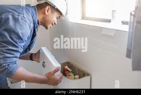 Toilettenpflege, Klempner und man-Fix-Zisterne, Hausrenovierung und Bauservice. Bauunternehmer, Sanitäranlagen und Handwerker in der Industrie Stockfoto