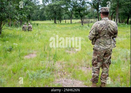 Sgt. William Sievers, Trainer/Trainer für die 4. Kavallerie Multifunktionale Trainingsbrigade, beobachtet Soldaten der 231. Inland Cargo Truck Company, 377. Sustainment Command, und führt während des Army Warrior Tasks Trainings im Rahmen der Warrior Exercise 78.-22-02. Juli 19, 2022 in Fort McCoy, Wisconsin Bewegungsübungen durch. Die 78. Training Division wird ab Juli 16-30 in Fort McCoy, Wisconsin, WAREX 78-22-02 durchführen, um die kollektive Bereitschaft der Warfighter aufzubauen und Einheiten für die Ausführung der Mission zur Unterstützung von Unified Land Operations vorzubereiten. Stockfoto