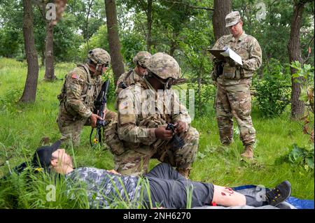 Sgt. William Sievers, Trainer/Trainer für die 4. Multifunktionale Kavallerie-Trainingsbrigade, beobachtet Soldaten der 231. Inland Cargo Truck Company, 377. Sustainment Command, bereitet eine Verletzung mit 9 Zeilen medizinischer Evakuierungsanfrage während der Army Warrior Tasks Training im Rahmen der Warrior Übung vom 78.-22-02. Juli 19, 2022, in Fort McCoy, Wisconsin vor. Die 78. Training Division wird ab Juli 16-30 in Fort McCoy, Wisconsin, WAREX 78-22-02 durchführen, um die kollektive Bereitschaft der Warfighter aufzubauen und Einheiten für die Ausführung der Mission zur Unterstützung von Unified Land Operations vorzubereiten. Stockfoto