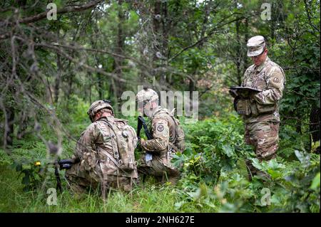 Sgt. William Sievers, Trainer/Trainer für die 4. Kavallerie Multifunktionale Trainingsbrigade, beobachtet Soldaten der 231. Inland Cargo Truck Company, 377. Sustainment Command, die nächste Bewegungsrichtung der Einheit während des Army Warrior Tasks Trainings im Rahmen der Warrior Übung 78.-22-02. Juli 19, 2022 in Fort McCoy, Wisconsin. Die 78. Training Division wird ab Juli 16-30 in Fort McCoy, Wisconsin, WAREX 78-22-02 durchführen, um die kollektive Bereitschaft der Warfighter aufzubauen und Einheiten für die Ausführung der Mission zur Unterstützung von Unified Land Operations vorzubereiten. Stockfoto