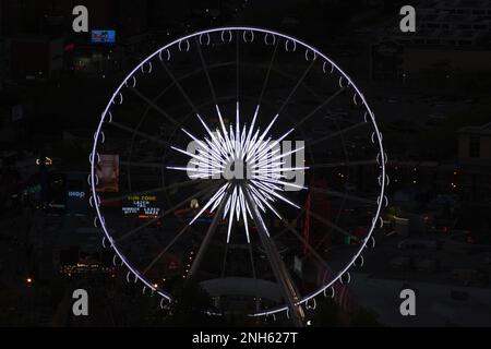 Das Riesenrad Skywheel in Niagara Falls, Kanada bei Nacht. Stockfoto