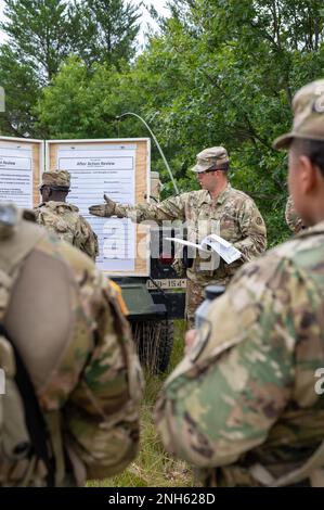 Sgt. William Sievers, Trainer/Trainer für die 4. Multifunktionale Kavallerie-Trainingsbrigade, Center, leitet die Soldaten der 231. Inland Cargo Truck Company, 377. Sustainment Command, durch eine Nachprüfung, nachdem die Einheit die Ausbildung während der Aufgaben der Krieger im Rahmen der Übung 78.-22-02. Juli 19 2022 abgeschlossen hat. In Fort McCoy, Wisconsin. Die 78. Training Division wird ab Juli 16-30 in Fort McCoy, Wisconsin, WAREX 78-22-02 durchführen, um die kollektive Bereitschaft der Warfighter aufzubauen und Einheiten für die Ausführung der Mission zur Unterstützung von Unified Land Operations vorzubereiten. Stockfoto