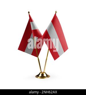 Kleine Staatsflaggen Österreichs auf weißem Hintergrund. Stockfoto