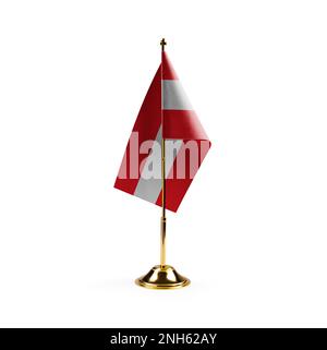 Kleine Staatsflaggen Österreichs auf weißem Hintergrund. Stockfoto