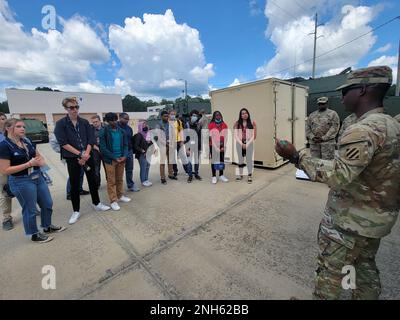 Zweiter Leutnant Sam Davis, Leiter der Feuerwehr, dem "BattleKings Battalion" zugeteilt, 1. Bataillon, 9. Artillerie-Regiment, 2. Bewaffnete Brigade-Kampfeinheit, 3. Infanteriedivision, Spricht Studenten und Studenten des Georgia Tech Research Institute über seine Rolle der Aufsicht und Aufsicht im Feuerleitungs-Zentrum während ihres Forschungsbesuchs in Fort Stewart, Georgia, am 19. Juli 2022. Ziel des Besuchs war es, Studenten zu Schulen und Partnerschaften durch die Zusammenarbeit mit GRTI und ihren Partnerprogrammen aufzubauen, die nach Möglichkeiten suchen, die Art und Weise zu verbessern Artillery Soldier Stockfoto