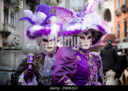 Venedig, Italien. 17. Februar 2023. Venedig und sein Karneval. Die Stadt hat Tausende von Menschen für den Karneval willkommen geheißen, Masken aller Art haben diese wunderbare Stadt gefärbt und belebt. (Kreditbild: © Stefano Cappa/Pacific Press via ZUMA Press Wire) NUR REDAKTIONELLE VERWENDUNG! Nicht für den kommerziellen GEBRAUCH! Stockfoto