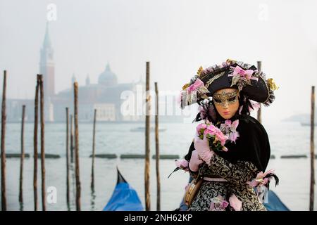 Venedig, Italien. 17. Februar 2023. Venedig und sein Karneval. Die Stadt hat Tausende von Menschen für den Karneval willkommen geheißen, Masken aller Art haben diese wunderbare Stadt gefärbt und belebt. (Kreditbild: © Stefano Cappa/Pacific Press via ZUMA Press Wire) NUR REDAKTIONELLE VERWENDUNG! Nicht für den kommerziellen GEBRAUCH! Stockfoto