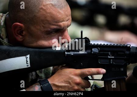 Army Reserve Staff Sergeant Devin Crawford, 108. Training Command, ein Ziel im unteren Bereich in Camp Ethan Allen, Vermont am 19. Juli 2022. Der Interallied Confederation of Reserve Officers Military Competition (CIOR MILCOMP) ist ein dreitägiger Teamwettbewerb, der aus NATO und Partnerschaft für Friedensnationen in Europa besteht. Sie existiert seit 1957. Der Wettbewerb steht allen Reservekomponenten für NCO und Officer offen. Es wird nun auf freiwilliger Basis betrieben und von früheren Wettbewerbern über einen Alumni-Verband finanziert. Stockfoto