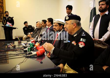 Peshawar, Pakistan. 20. Februar 2023. Gouverneur Sindh Kamran Tesori wird eine Pressekonferenz in einer Polizeilinie in Peshawar halten. Gouverneur Sindh Kamran Tessori rief den Obersten Oberminister Muhammad Azam Khan im Obersten Ministerpräsidenten auf. (Foto: Hussain Ali/Pacific Press) Kredit: Pacific Press Media Production Corp./Alamy Live News Stockfoto