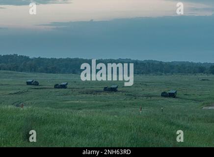 Soldaten des 1-147. Field Artillery Regiment, South Dakota Army National Guard, bereiten sich darauf vor, Raketen für die Reduced-Range-Übung aus einem M270A1 Multiple Launch Rocket System in eine Aufprallzone in Camp Ripley, Minnesota, am 19. Juli 2022 zu starten. Die MRLS werden von einem Team aus drei Personen durchgeführt: Einem Schützen, einem Fahrer und einem Chief. Stockfoto