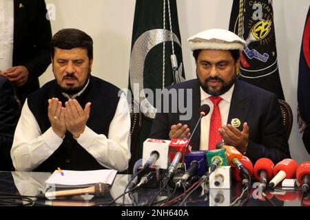 Peshawar, Khyber Pakhtunkhwa, Pakistan. 20. Februar 2023. Gouverneur Sindh Kamran Tesori wird eine Pressekonferenz in einer Polizeilinie in Peshawar halten. Gouverneur Sindh Kamran Tessori rief den Obersten Oberminister Muhammad Azam Khan im Obersten Ministerpräsidenten auf. (Kreditbild: © Hussain Ali/Pacific Press via ZUMA Press Wire) NUR REDAKTIONELLE VERWENDUNG! Nicht für den kommerziellen GEBRAUCH! Stockfoto