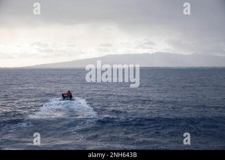 PAZIFIK (19. Juli 2022) – Seeleute führen kleine Boote auf einem aufblasbaren RHIB-Boot (RHIB) an Bord des Arleigh-Burke-Class-Guided-Missile Destroyers USS William P. Lawrence (DDG 110) durch. William P. Lawrence führt gerade Routineeinsätze in der US-3.-Flotte durch. Ein integraler Bestandteil der USA Pacific Fleet, U.S. 3. Fleet leitet die Marinetruppen im Indo-Pacific und bietet die realistische, relevante Ausbildung, die notwendig ist, um die Rolle unserer Navy im gesamten Spektrum militärischer Operationen fehlerfrei wahrzunehmen – von Kampfeinsätzen über humanitäre Hilfe bis hin zur Katastrophenhilfe. US 3. FLE Stockfoto