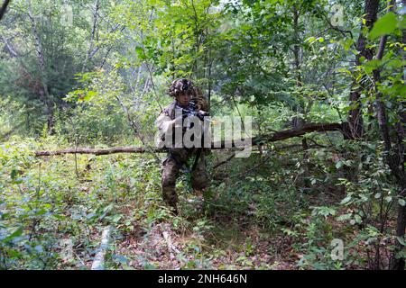 EIN US-AMERIKANISCHER Soldat der Armee von Charlie Company, 1. Bataillon, 181. Infanterie-Regiment, 44. Infanterie-Brigade-Kampfteam rückt während einer Übung während eines Platoon-Angriffs während der Exportable Combat Training Capability (XCTC) Übung in Fort Drum, New York, am 19. Juli 2022 vor. Mehr als 2.500 Soldaten nehmen an der Schulung Teil, die es den Brigaden-Kampfteams ermöglicht, die ausgebildete Zugbereitschaft zu erreichen, die für Einsatz, Kampf und Sieg erforderlich ist. Die Soldaten der 181. sind Teil der Massachusetts Army National Guard und der Rest der 44. Infanteriebrigade besteht aus Einheiten aus New Jerse Stockfoto