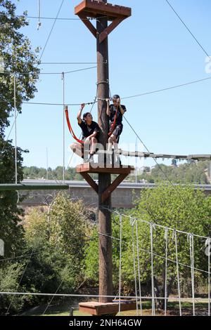 Kandidaten der Sunburst Youth Challenge Academy, Joint Forces Training Base, Kalifornien, machen eine Pause auf einem Turm auf dem Orange County Ropes Course in Anaheim, Kalifornien, 19. Juli 2022. Kandidaten, die ihren Abschluss in Sunburst machen, werden in fünfeinhalb Monaten Highschool-Credits für ein Jahr erhalten. Stockfoto