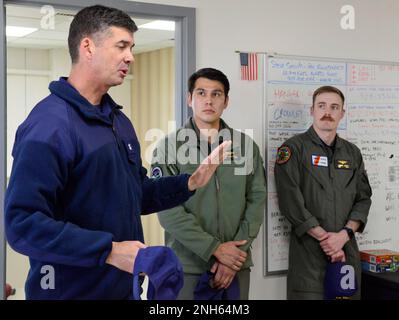 Fond-Einsatzleiter Nathan A. Moore, Commander, 17. Coast Guard District, spricht mit Flugpersonal der Luftwaffe Kodiak während einer Tour durch den vorwärtsgerichteten Einsatzort in Kotzebue, Alaska, am 19. Juli 2022. Während der Tour diskutierte eine Gruppe von hochrangigen Führungskräften aus Washington, D.C., Coast Guard Pacific Area, 17. Coast Guard District und Coast Guard Sector Anchorage über erweiterte Einsätze der Küstenwache, aufkommende Bedrohungen und operative Herausforderungen im gesamten arktischen Gebiet. Stockfoto