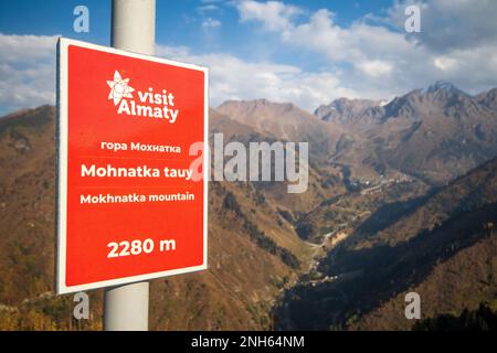 Auf dem Gipfel des Mount Mokhnatka neben Medeu mit Blick auf das Skigebiet Chimbulak im Sommer. Inlandstourismus in Kasachstan Stockfoto