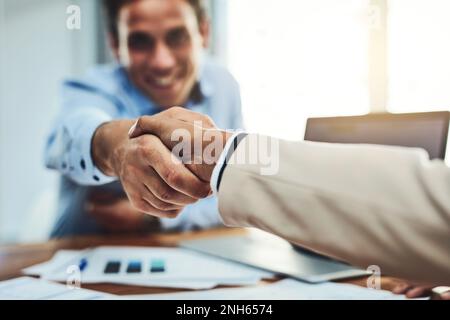 Es war mir ein Vergnügen, mit Ihnen Geschäfte zu machen. Nahaufnahme von zwei Geschäftsleuten, die sich in einem Büro die Hand schütteln. Stockfoto